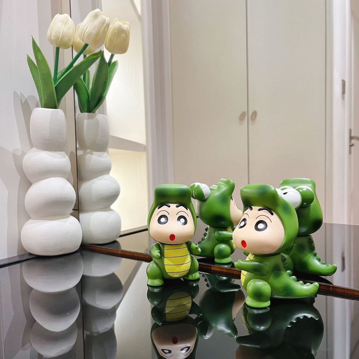 Crayon Shin-chan figurine in a - Home Office Design ulasan dan harga