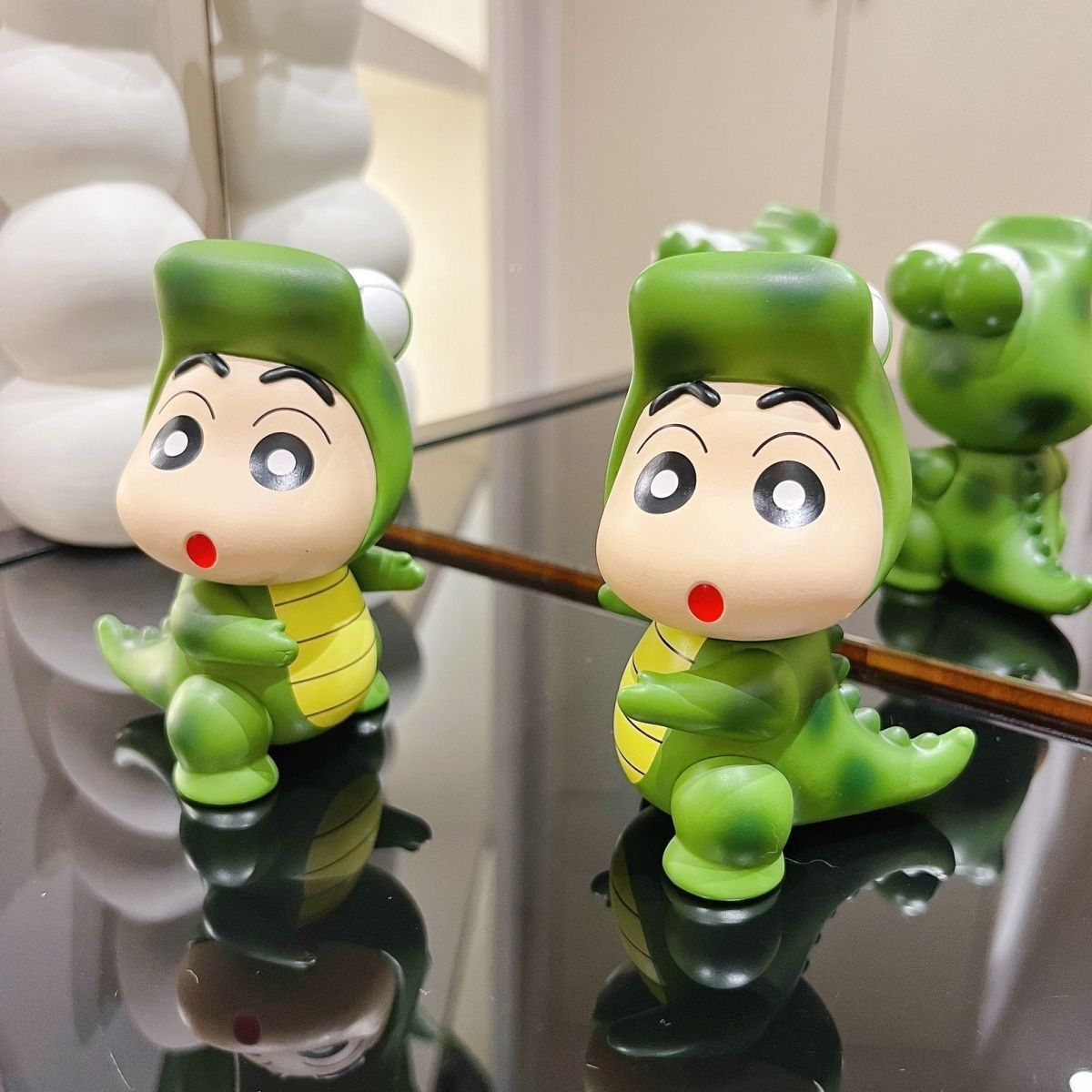 Crayon Shin-chan figurine in a - Home Office Design ulasan dan harga