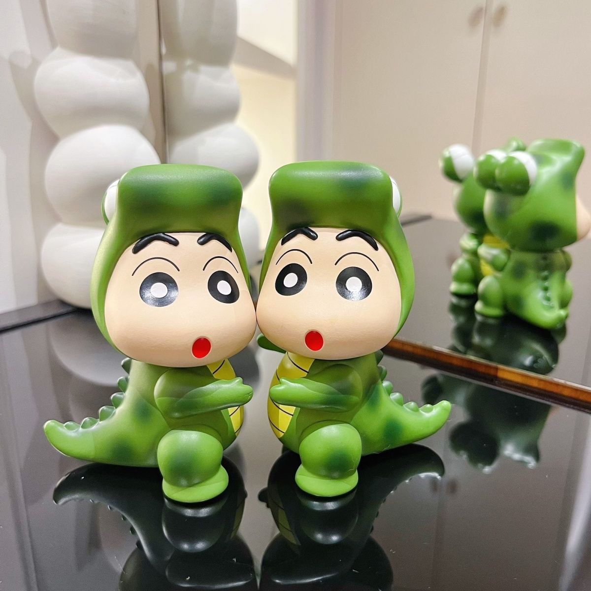 Crayon Shin-chan figurine in a - Home Office Design ulasan dan harga